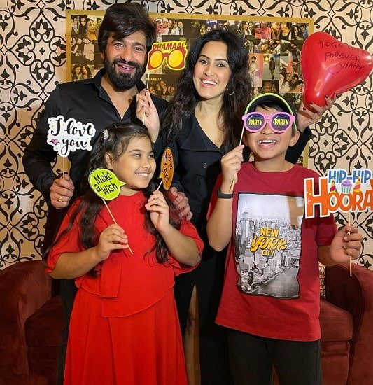   Kamya Punjabi mit Kindern