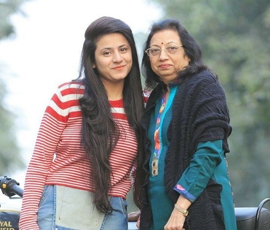 raashi sood mãe
