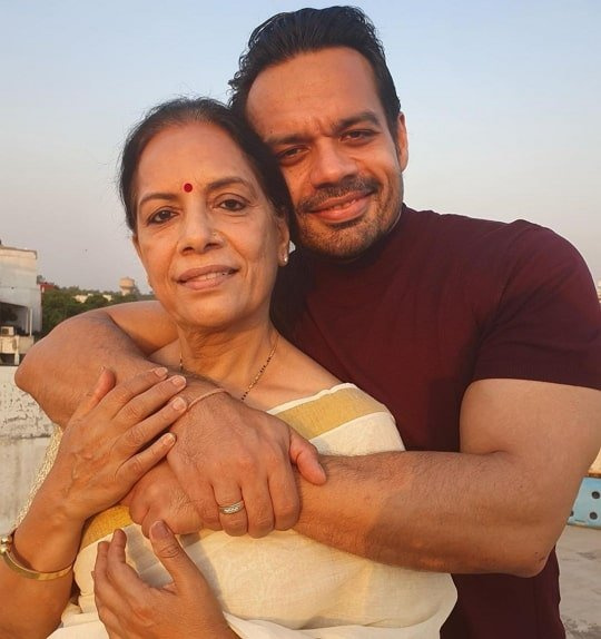 gaurav taneja mãe
