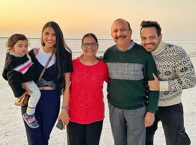 família gaurav taneja