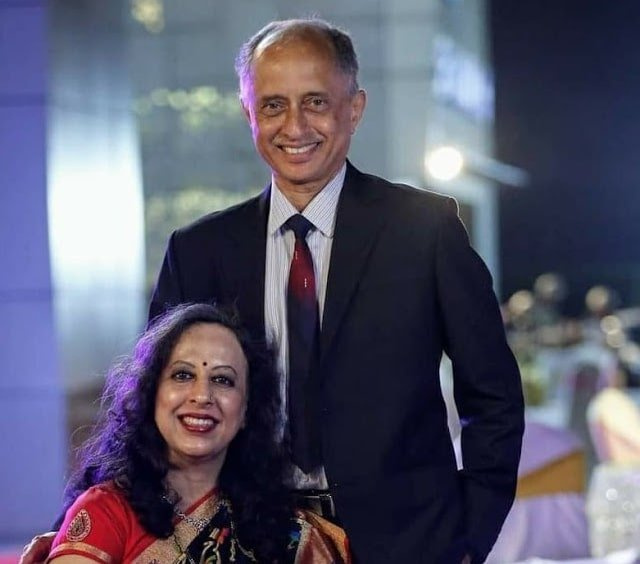 deepak vasant sathe manželka
