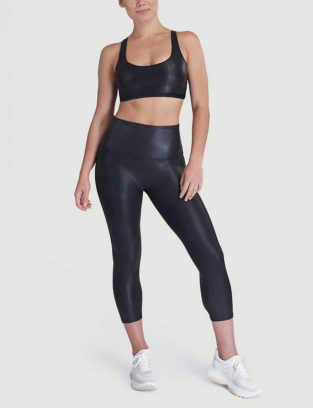 Leggings cortos de piel sintética de talle alto