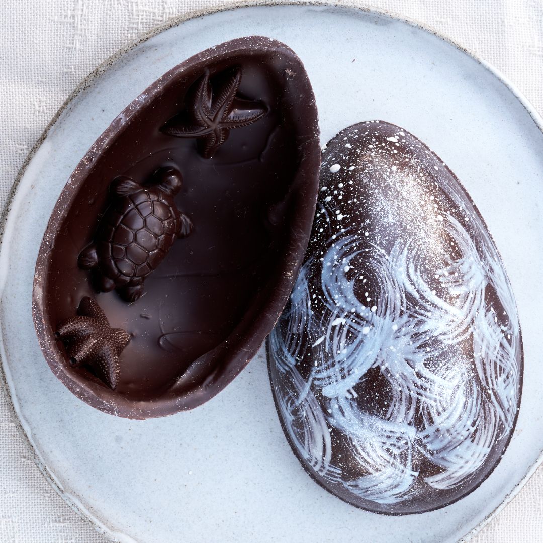 Oeuf clouté au chocolat noir océan sur une assiette