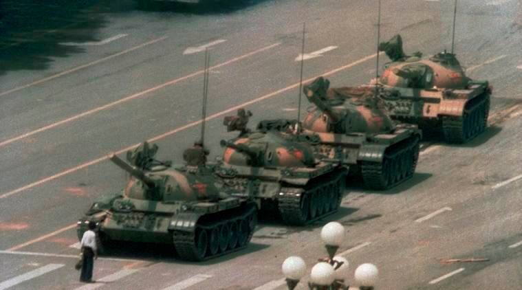 Homem do tanque, Fotografia do homem do tanque, praça Tiananmen, fotografia da praça da Tiananmen, protesto da Tiananmen 1989, foto da praça da China Tiananmen, Jeff Widener, Jeff Widener Homem do tanque, Indian Express, últimas notícias